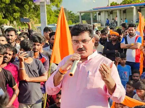 विधायक अजय सिंह के आश्वासन और तीन पुलिसकर्मियों के निलंबन के बाद समाप्त हुआ धरना