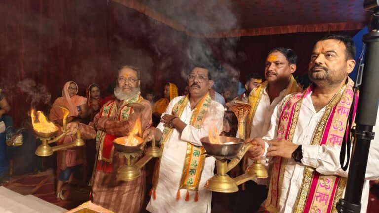 शनैश्वर मंदिर में शस्त्र व कन्या पूजन, महाआरती में उमड़ा भक्तों का सैलाब