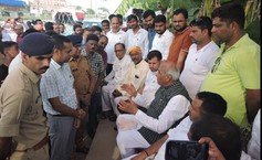 सिद्धार्थनगर में देव प्रतिमाएं हटाने पर धरने पर बैठे सांसद जगदंबिका पाल ,कमिश्नर के आश्वासन के बाद धरना स्थगित