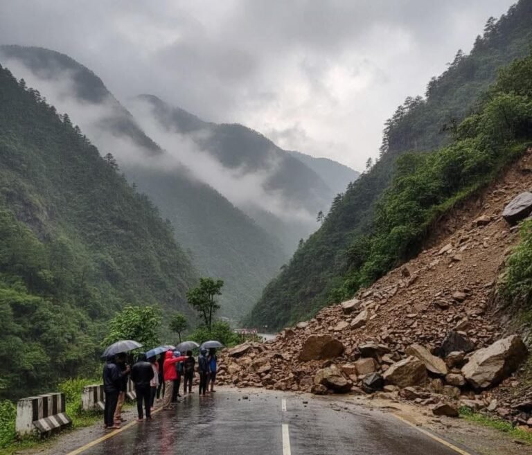 नेपाल में भारी बारिश से तबाही, कई इलाकों में भूस्खलन और बाढ़-यातायात पर प्रतिबंध