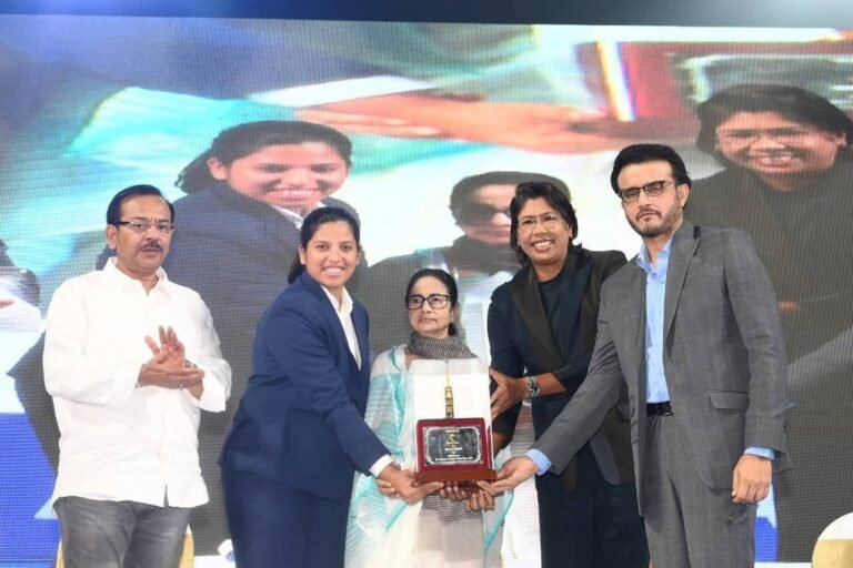 विश्व विजेता ऋचा घोष अब बंगाल पुलिस में डीएसपी बनी, सीएम ममता बनर्जी ने सौंपा नियुक्ति पत्र