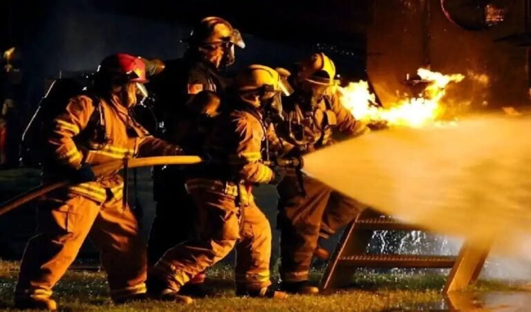 कोलकोता के बड़ाबाजार में लगी आग, एक दुकान की आग पूरे बिल्डिंग में फैला