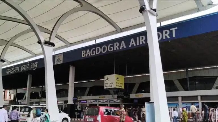 चेन्नई जाने वाली विमान रद्द, बागडोगरा में यात्रियों का हंगामा