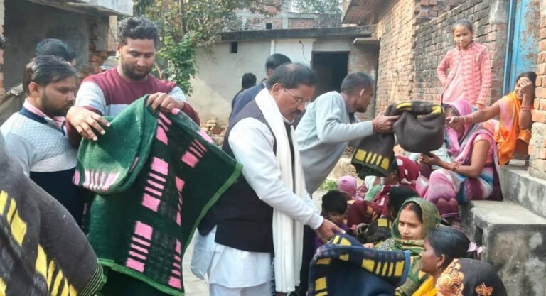 ठंड में राहत: पूर्व विधायक दयाराम चौधरी व नगर पंचायत अध्यक्ष सोनमती चौधरी ने बांटे कंबल