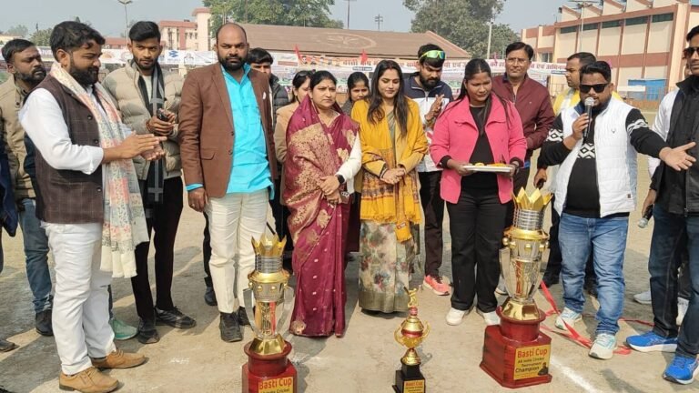 स्टेडियम में बस्ती कप क्रिकेट प्रतियोगिता के तृतीय संस्करण का भव्य शुभारंभ समाजसेवी चांदनी चौधरी और मनोज कुमार चौधरी ने किया
