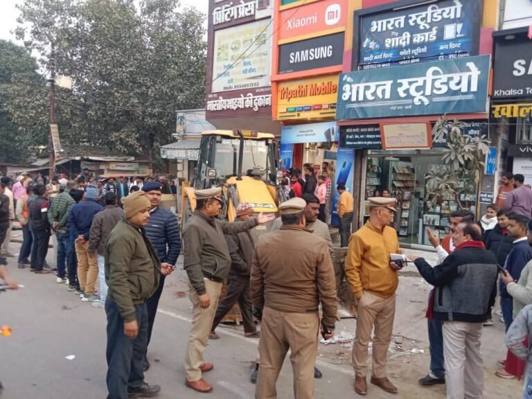 गांधी नगर में पटरी व्यापारियों के विरोध से रुका अभियान, गांधी नगर में पैदल चलना हुआ दूभर