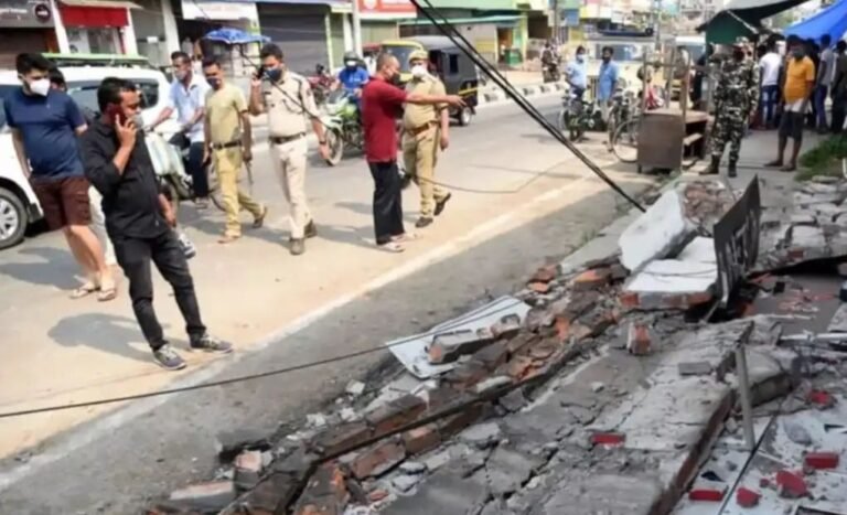 नींद से उठकर भागे लोग, असम में भूकंप के झटके