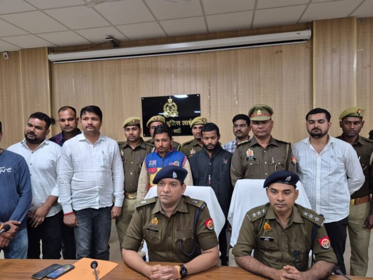 Basti News:मोबाइल’के दुकान में 20 लाख की चोरी का खुलासा: 77 मोबाइल बरामद, तीन आरोपी गिरफ्तार