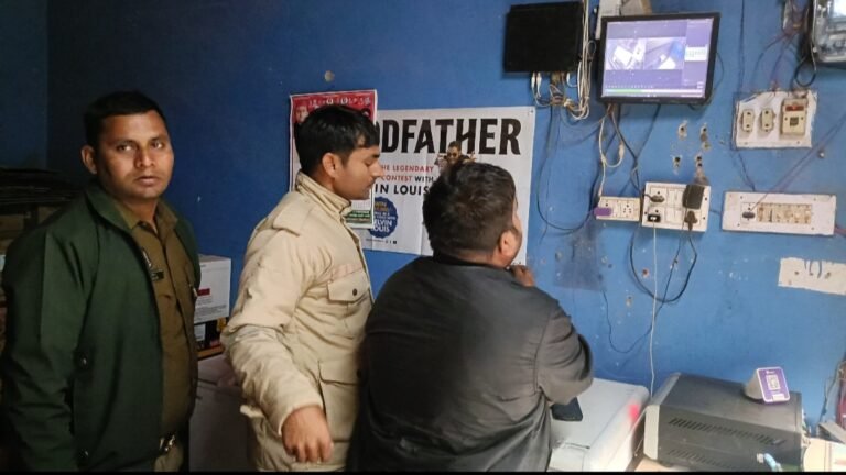 लालगंज थाना क्षेत्र के पाकरडाड चौराहे पर मोबाइल शॉप का ताला तोड़ लाखों की चोरी