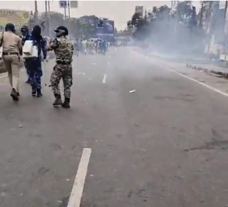 आदिवासियों ने मांगा इंसाफ, पुलिस की लाठी चार्ज फिर दागे आंसू गैस के गोले