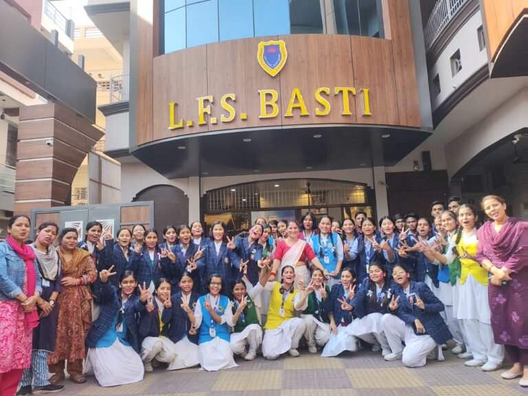 Basti News:लिटिल फ्लावर्स स्कूल में धूमधाम से मना होली मिलन समारोह, शिक्षकों-छात्रों ने खेली गुलाल की होली