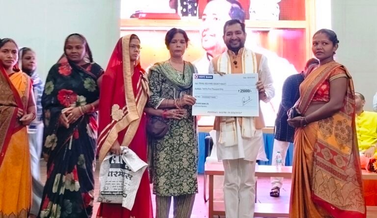 बस्ती में पहल संस्था की पहल: महिला दिवस पर 100 गांवों की महिलाओं को ‘राम जी का पेड़ा’ बनाने के लिए मिली एक-एक लाख की आर्थिक सहायता