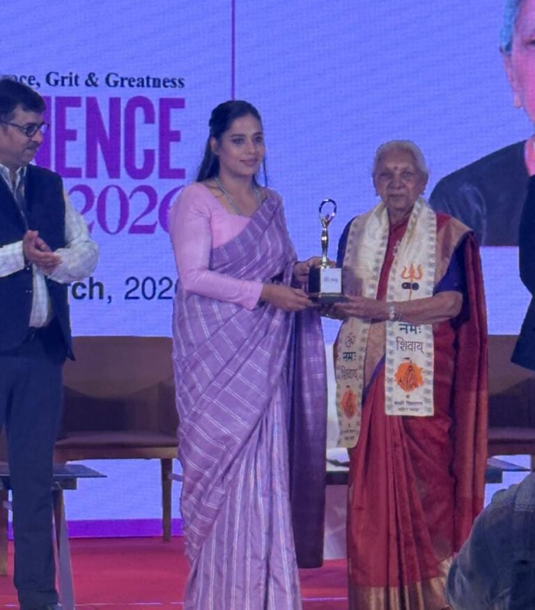 महिला दिवस पर राज्यपाल ने कर्मा देवी ग्रुप की सीईओ अंशु सिंह गौतम को किया सम्मानित