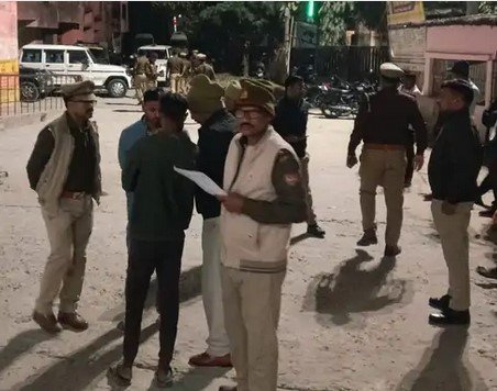 Basti News दुष्कर्म के वारंटी को पकड़ने गई पुलिस टीम पर हमला, चौकी इंचार्ज समेत चार घायल