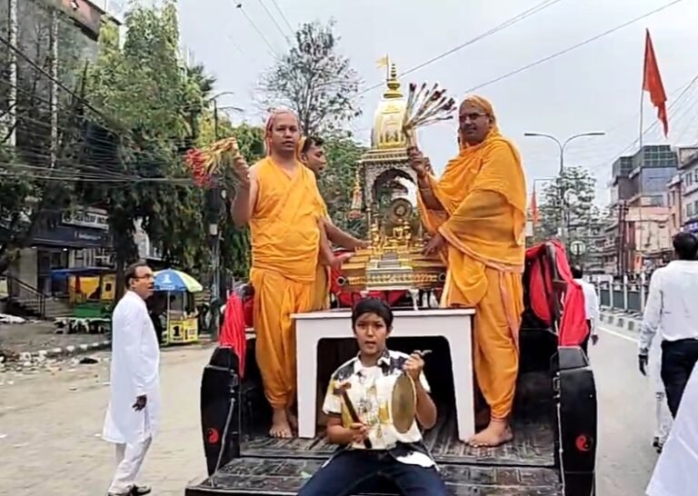 महावीर जयंती: महावीर का दिव्य संदेश जिओ और जीने दो के साथ नगर भ्रमण