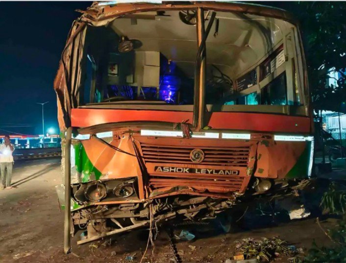 बस्ती-अयोध्या फोरलेन पर विक्रमजोत के पास फ्लाईओवर से 20 फीट नीचे गिरी रोडवेज बस, 11 यात्री घायल