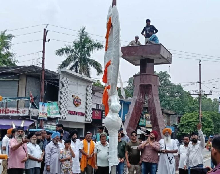 Basti news:गुरू गोविन्द सिंह चौक पर स्थापित हुआ खण्डाः शहर की सांस्कृतिक विरासत हुई मजबूत