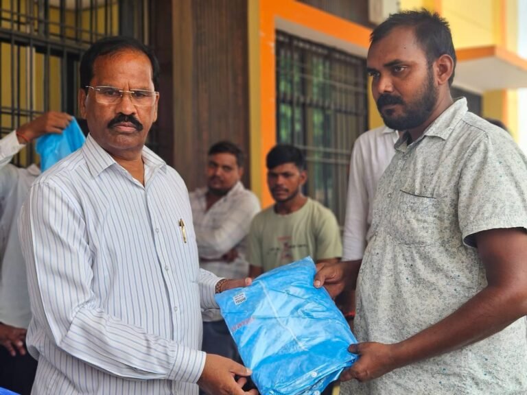 Basti news:बरसात में जनसेवा करने वाले कर्मियों को मिला सुरक्षा कवच, गणेशपुर नगर पंचायत में पूर्व विधायक दया राम चौधरी ने वितरित किए रेनकोट
