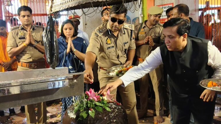 Basti News: कांवड़ मार्ग पर अफसरों ने परखी व्यवस्था मंडलायुक्त, डीआईजी, डीएम और एसपी ने कर्ण मंदिर व भदेश्वरनाथ मंदिर का किया निरीक्षण, फुटहिया में बांटा प्रसाद