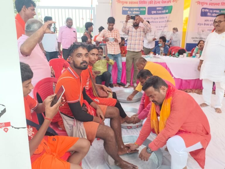 Basti News: मिश्रौलिया में कांवड़ियों की सेवा में जुटे अरविंद पाल, स्वास्थ्य शिविर में 24 घंटे डॉक्टरों की टीम