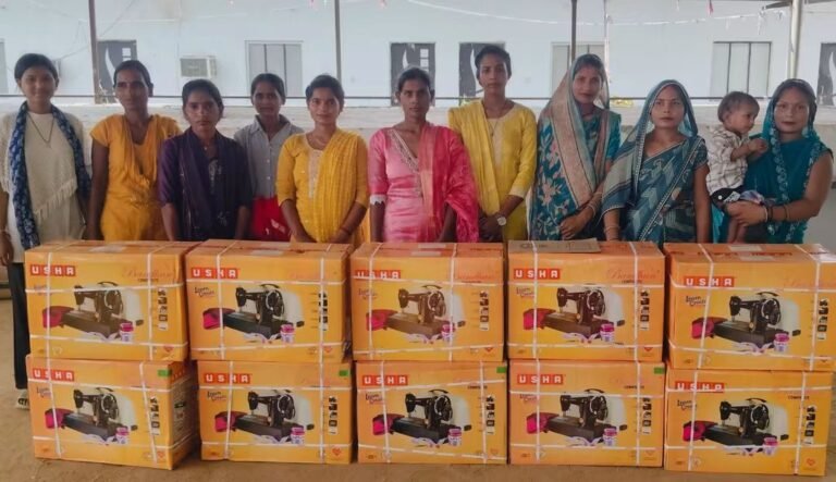 Basti News:मनीष मिश्रा ने बढ़ाया महिलाओं का हौसला, 180 जरूरतमंद महिलाओं को बांटी सिलाई मशीनें