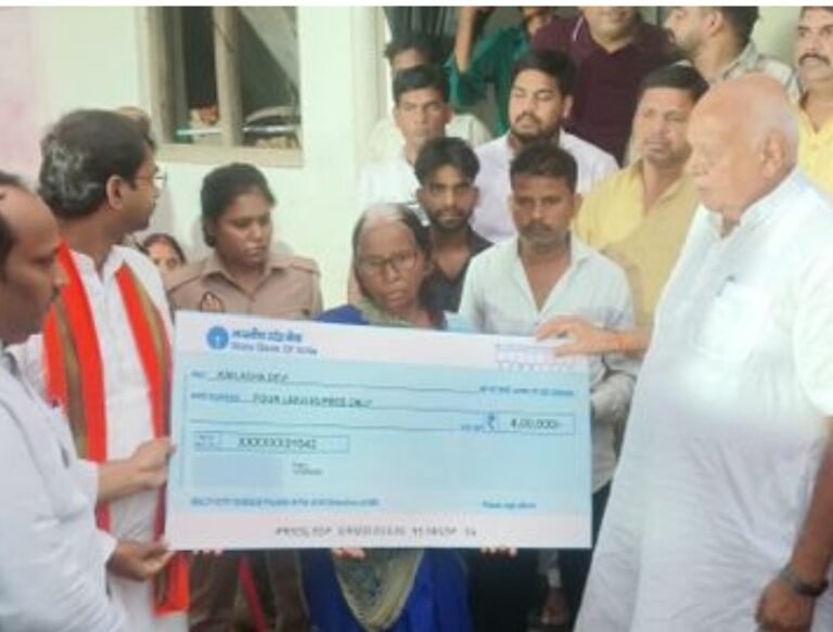 Basti News : चौबाह गांव पहुंचे प्रभारी मंत्री, बारिश में मृत मोतीराम के परिजनों को सौंपा चार लाख का चेक