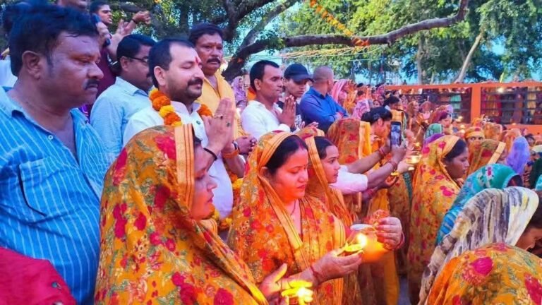 Basti :पीएम मोदी के जन्मदिन की पूर्व संध्या पर कुआनो आरती, युवाओं को बांटे हजारों नीम के पौधे