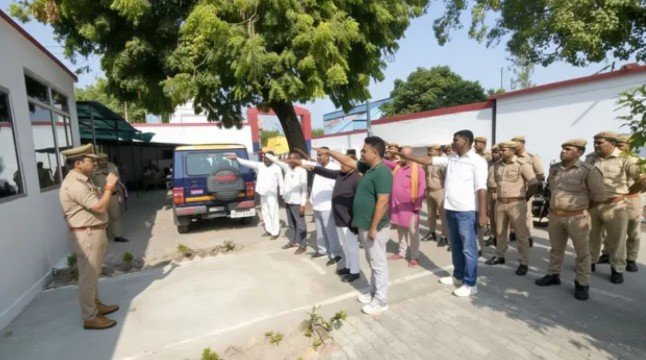 Basti News:छावनी थाने पहुंचे हिस्ट्रीशीटर, अपराध से दूर रहने की ली शपथ