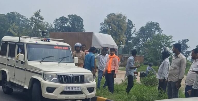 Basti News:हाईवे पर सडक हादसे में घायल को युवक को कमिश्नर ने अपने वाहन से पहुंचाया अस्पताल