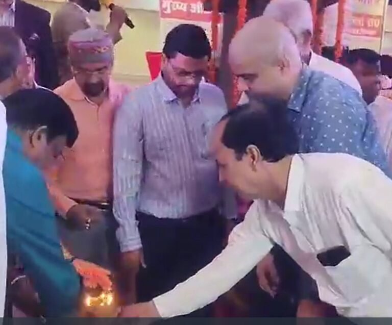 Basti News:पीएमएस एसोसिएशन की नई टीम ने ली शपथ डॉ. बृजेश शुक्ला अध्यक्ष और डॉ. आरके सिंह बने सचिव ,चिकित्सकों की समस्याएं उठाने और संगठन मजबूत करने का लिया संकल्प