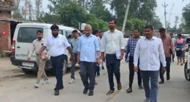 Basti News: कुदरहा क्षेत्र के पसड़ा गांव में विशेष सचिव ने विकास कार्यों की जानी हकीकत, नाली में पीने का पाइप देख भड़के एक सप्ताह में पाइप हटाकर सुरक्षित स्थान पर बिछाने का निर्देश