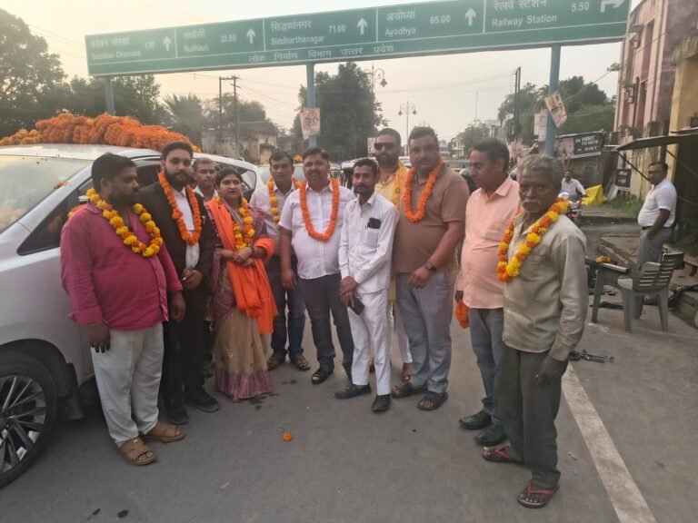 Basti News:प्रदेश मंत्री बनने के बाद बस्ती पहुंचीं डॉ. रोली सिंह, कंपनी बाग चौराहे पर शिक्षक पंकज सिंह के नेतृत्व में हुआ जोरदार स्वागत