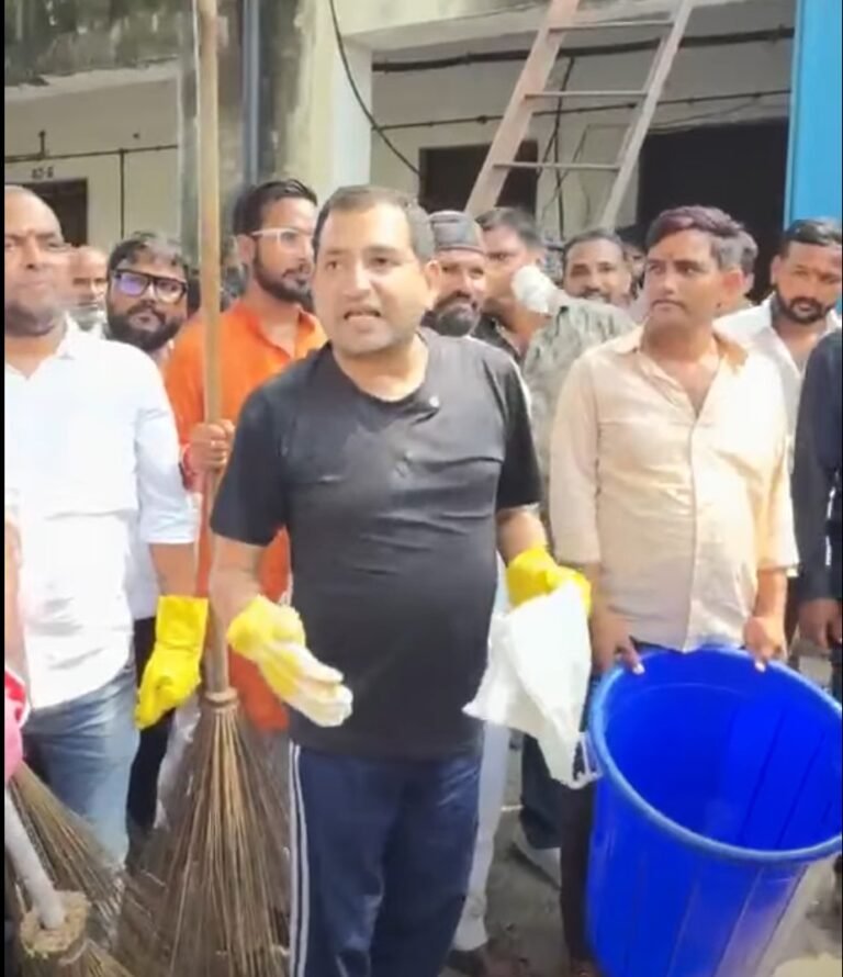 पहल संस्था संस्थापक मनीष मिश्र ने शुरू किया सफाई अभियान, युवाओं ने किया श्रमदान